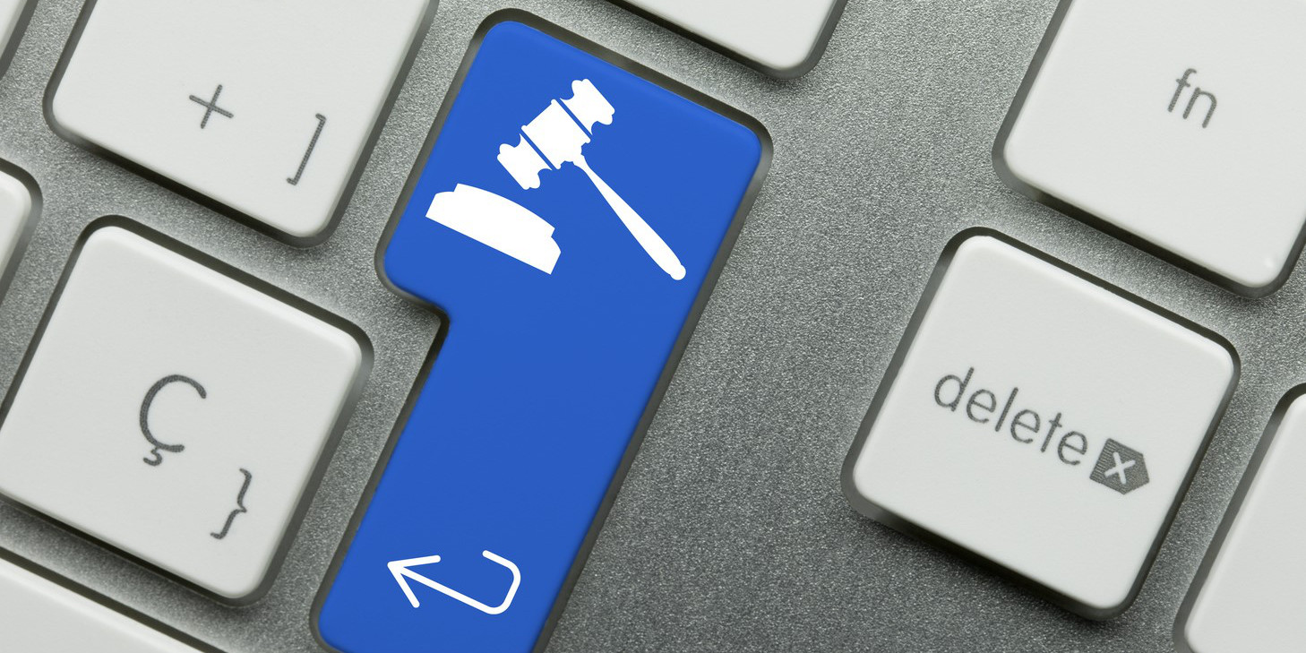 Bild: Tastatur mit blauer Entertaste auf der ein Richterhammer abgebildet ist