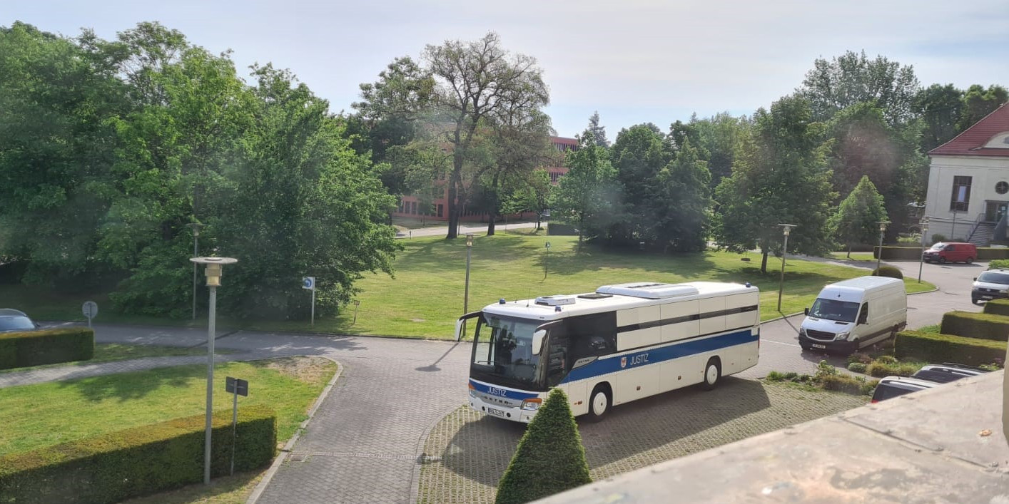 Abbildung Gefangenentransportomnibus auf Liegenschaft Heinrich-Mann-Allee