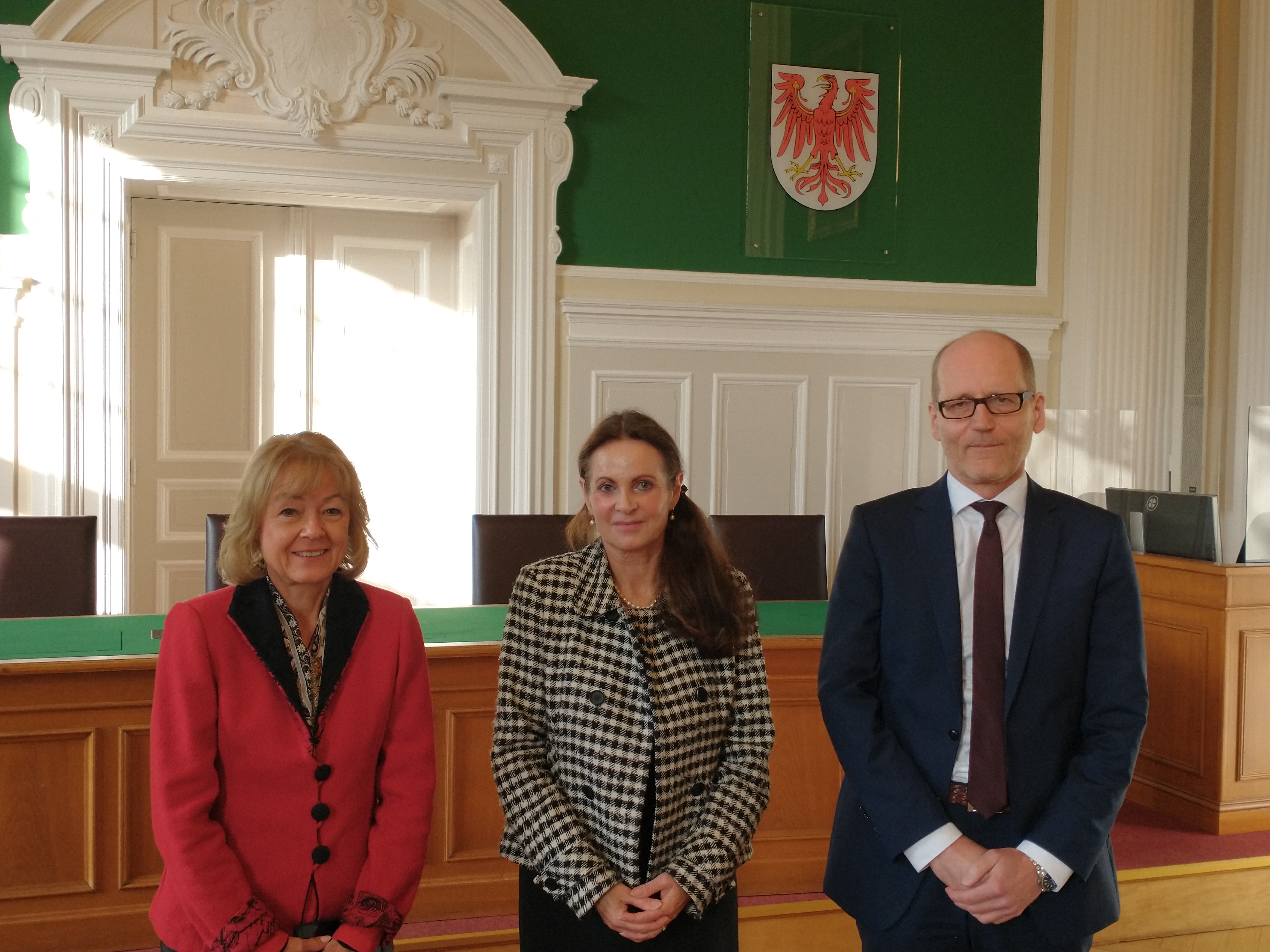 Bildzeile: Vizepräsidentin Dagmar Merz, Justizministerin Susanne Hoffmann, Präsident Joachim Buchheister