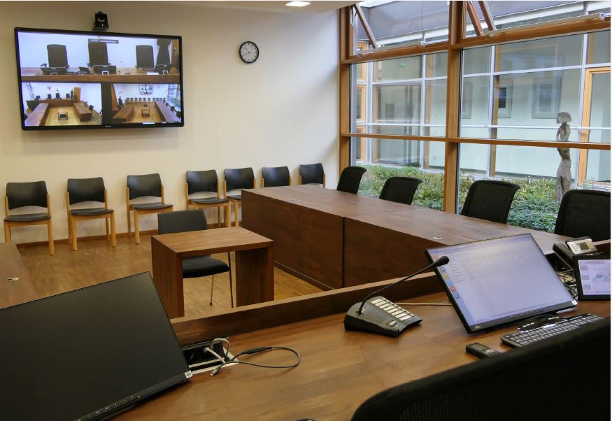 Zeigt einen Sitzungssaal am Landgericht Potsdam mit Medientechnik und Videokonferenzanlage