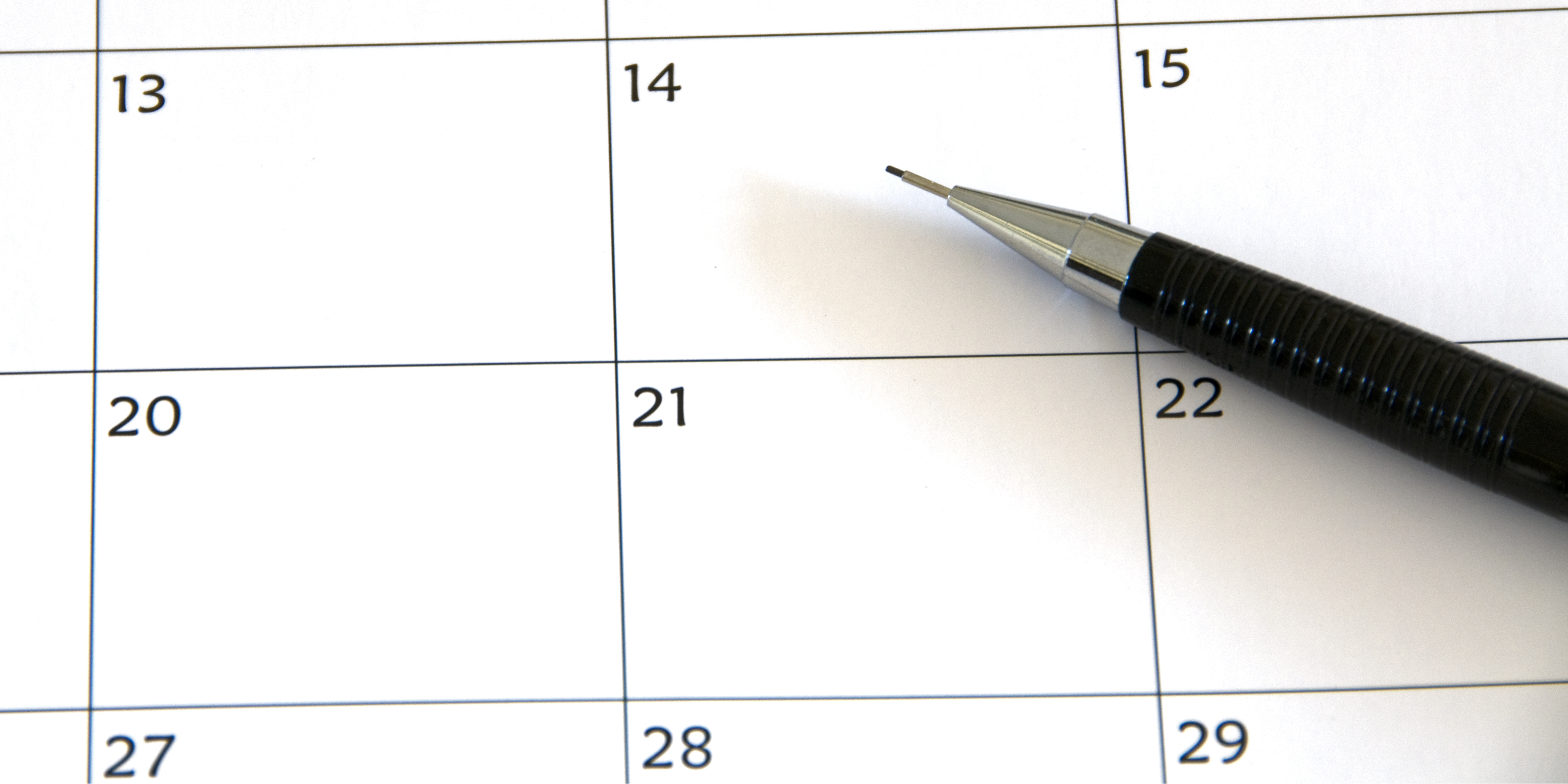 Kalenderblatt mit Ziffern und Bleistift