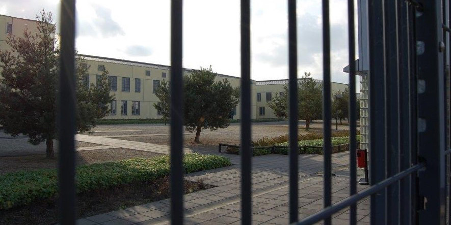 Sicht durch die Gitter auf die JVA Nord-Brandenburg - Teilanstalt Neuruppin-Wulkow