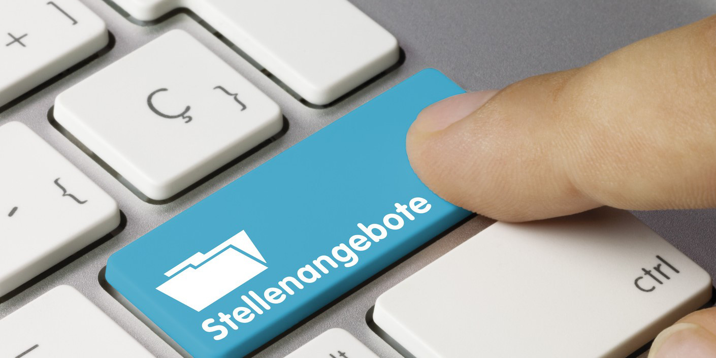 Bild einer Computer-Tastatur auf der ein Finger auf die Taste Stellenangebote tippt