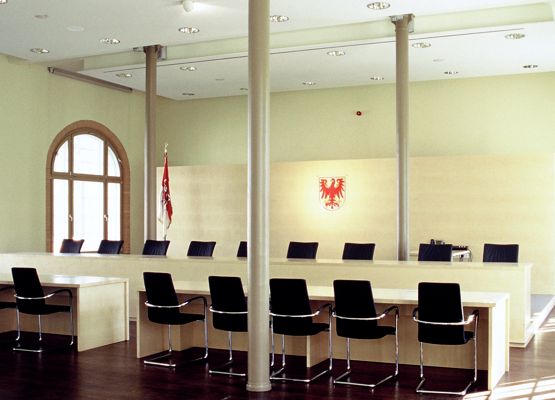 Abbildung eines Gerichtssaals im Verfassungsgericht des Landes Brandenburg