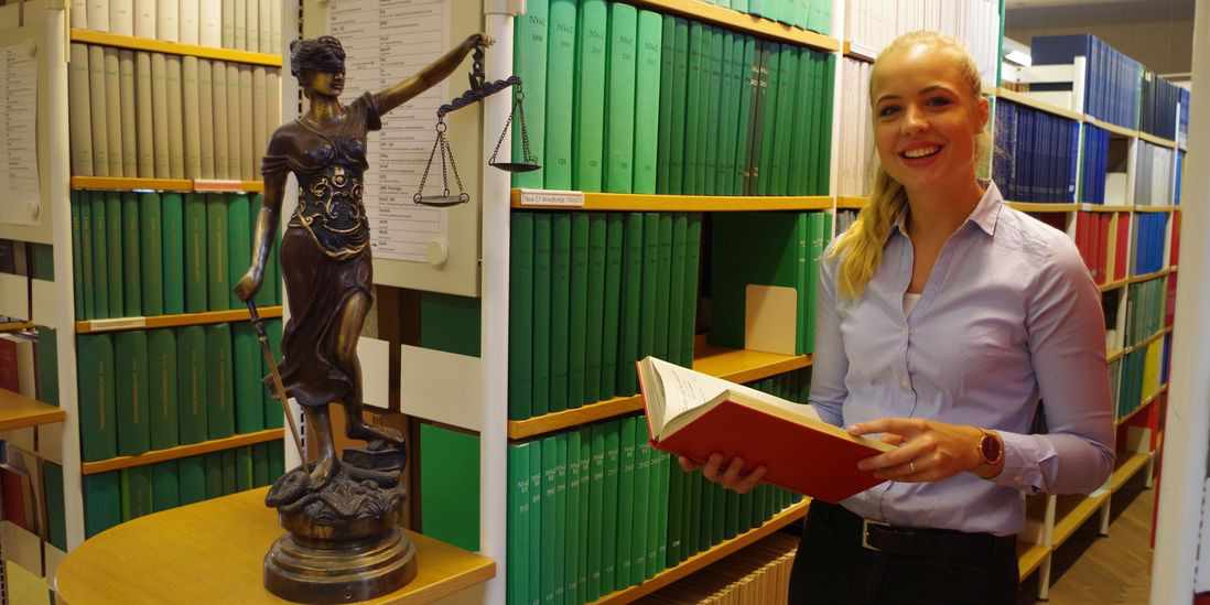 Rechtspflegerin in einer Bibliothek