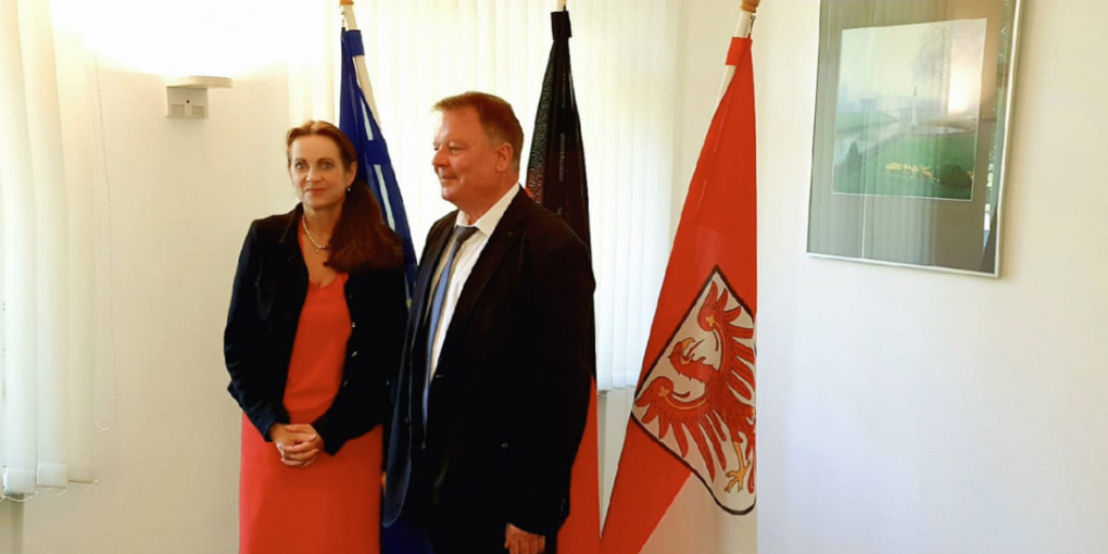 Justizministerin Susanne Hoffmann befördert den Leiter der JVA Nord-Brandenburg