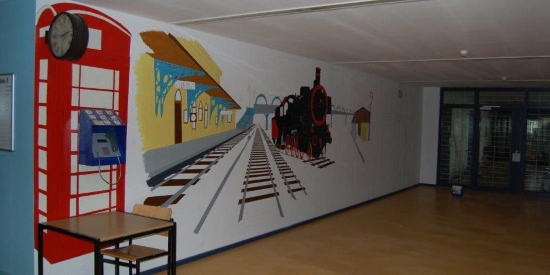 Bild: Wandbild "Lokomtovie durch Gitter" in der JVA Nord-Brandenburg - Teilanstalt Neuruppin-Wulkow 